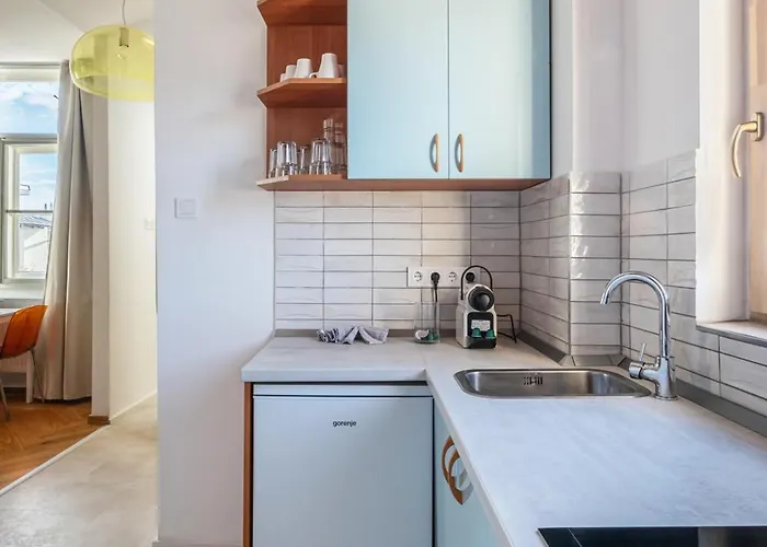 Artsy Loft Downtown 2 *